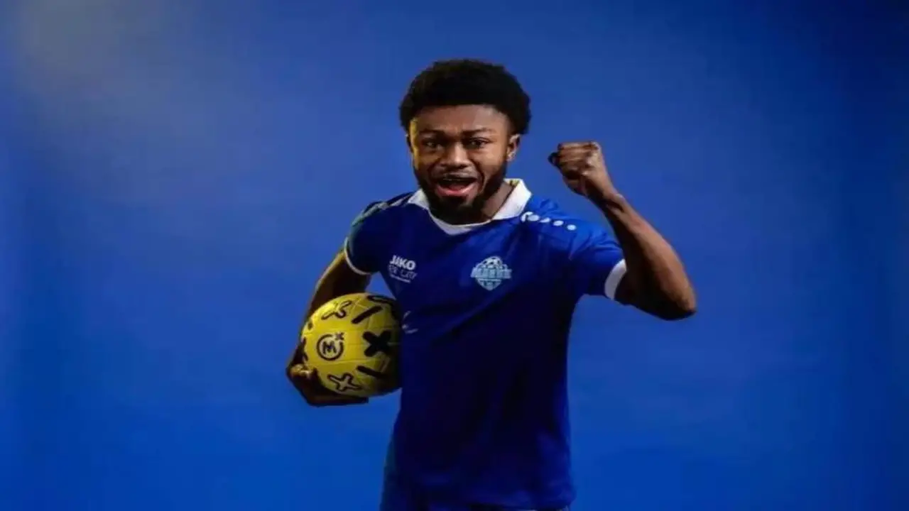 رد وكيل داجلاس أوس على شائعة انتقاله من الأهلي إلى النجم الأحمر